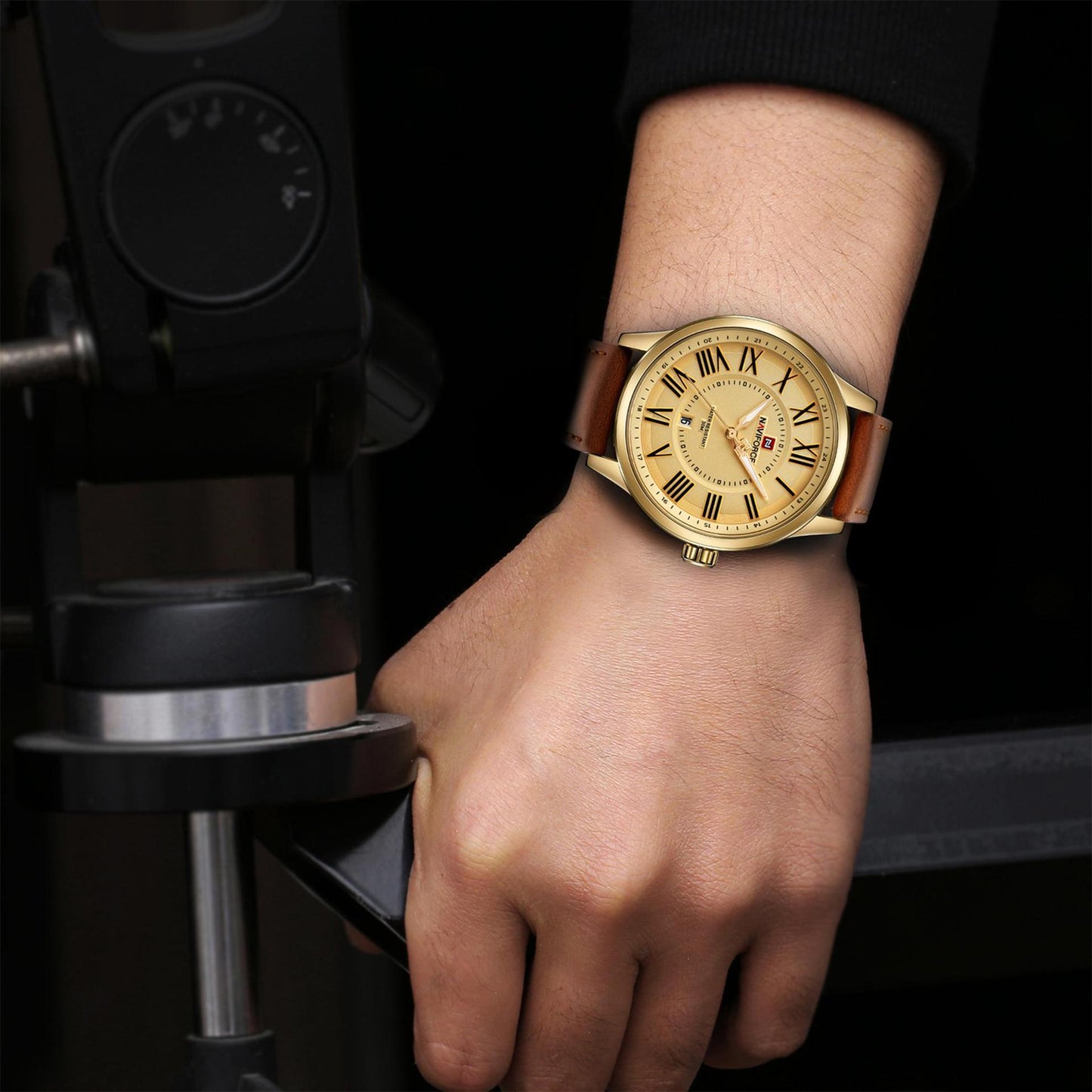NAVIFORCE 9126 Men's Quartz Watch with Leather Strap