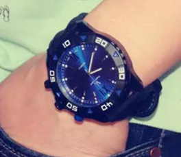 Quartz Men's Watch with Silicone Sports Dial